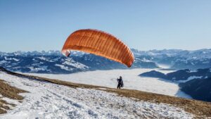 parapente dans les montagnes près d'annecy
